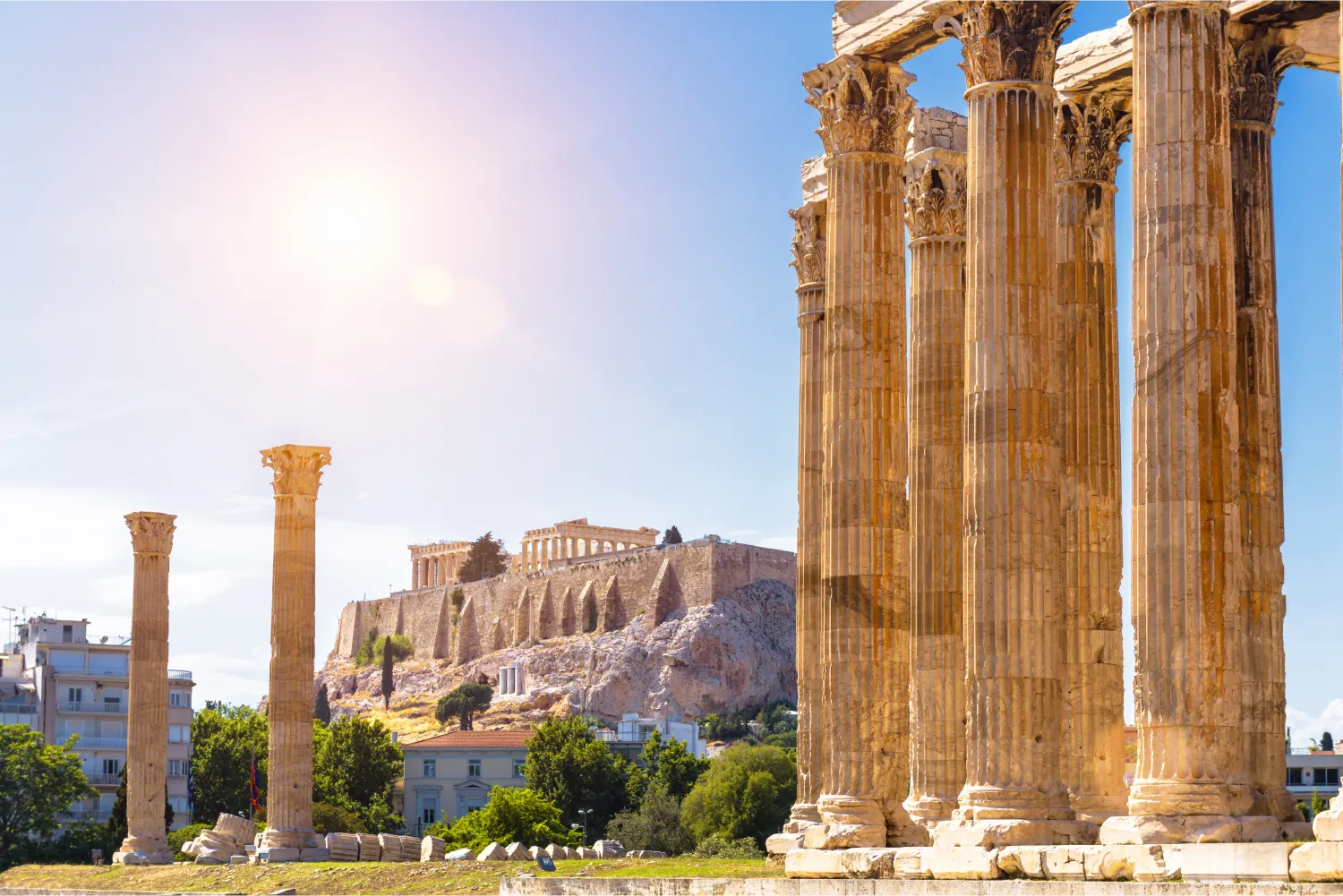 Ansicht des Zeustempels mit Blick auf die Akropolis von Athen in Griechenland