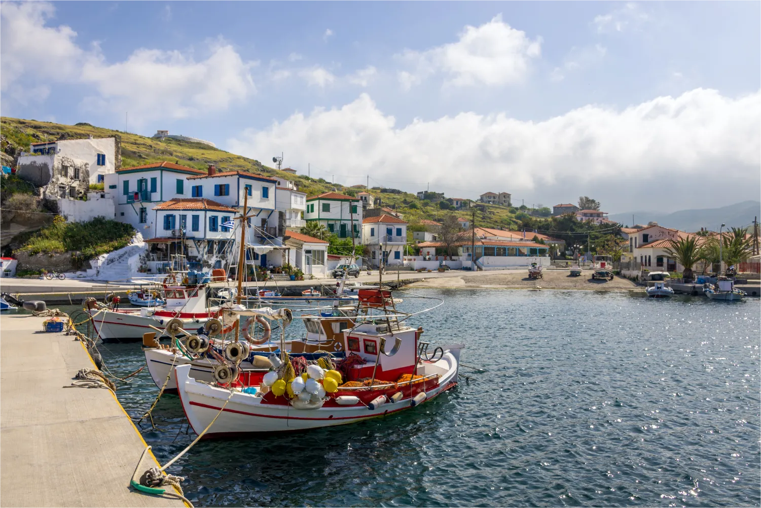 Der malerische Hafen von Agios Efstratios mit seinen Fischerbooten