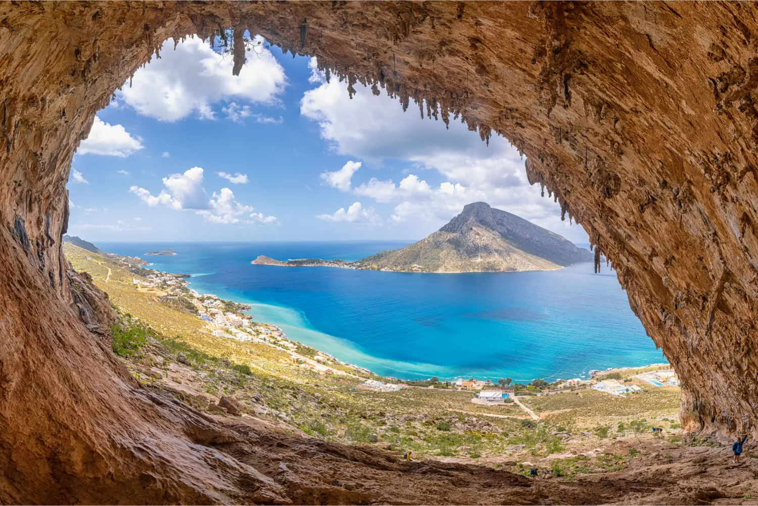 Die berühmten Grande Grotta-Kletterfelder von Kalymnos mit Telendos im Hintergrund