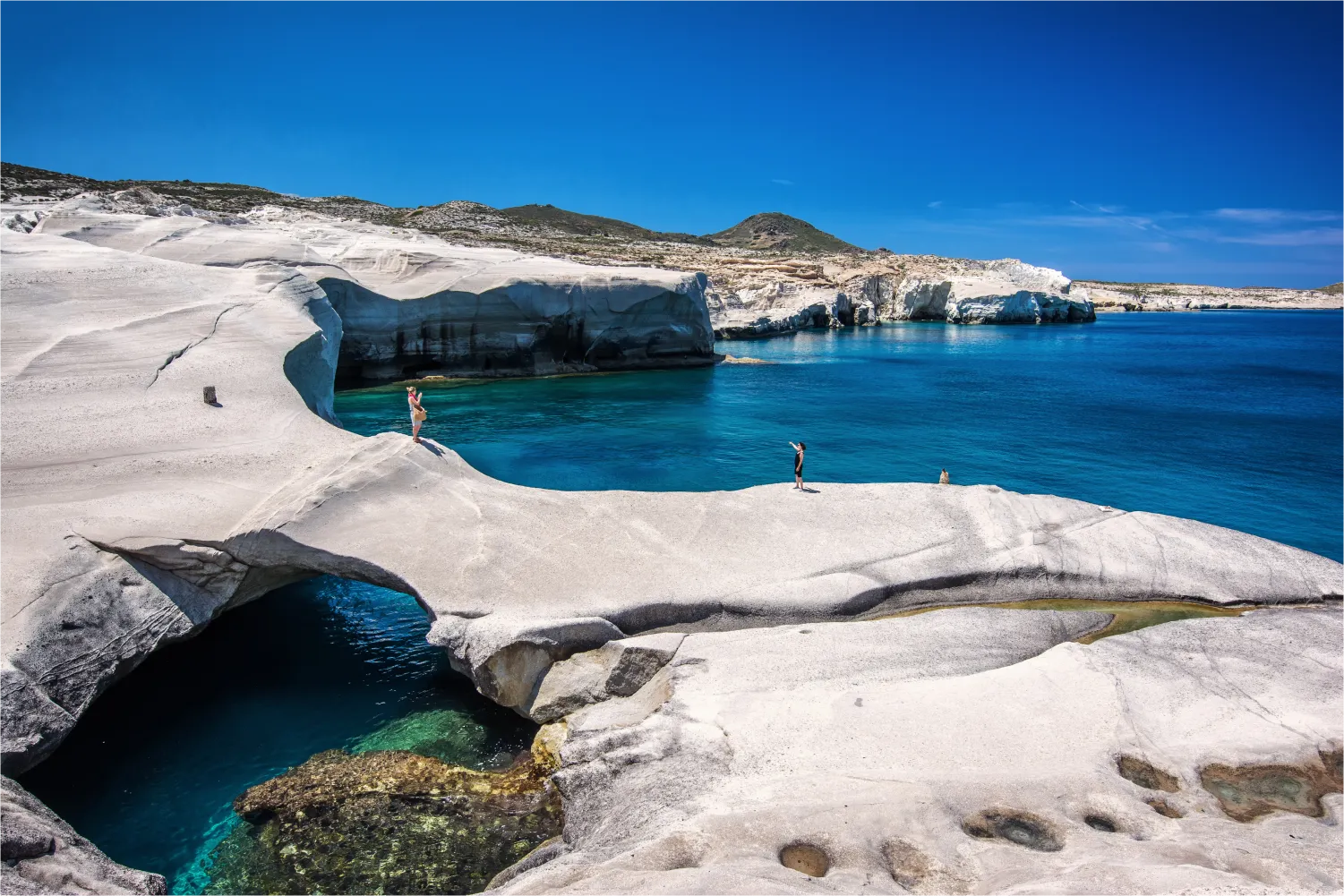 Der atemberaubende Sarakiniko Strand in Milos mit seinen weißen Felsen und dem blauen Wasser