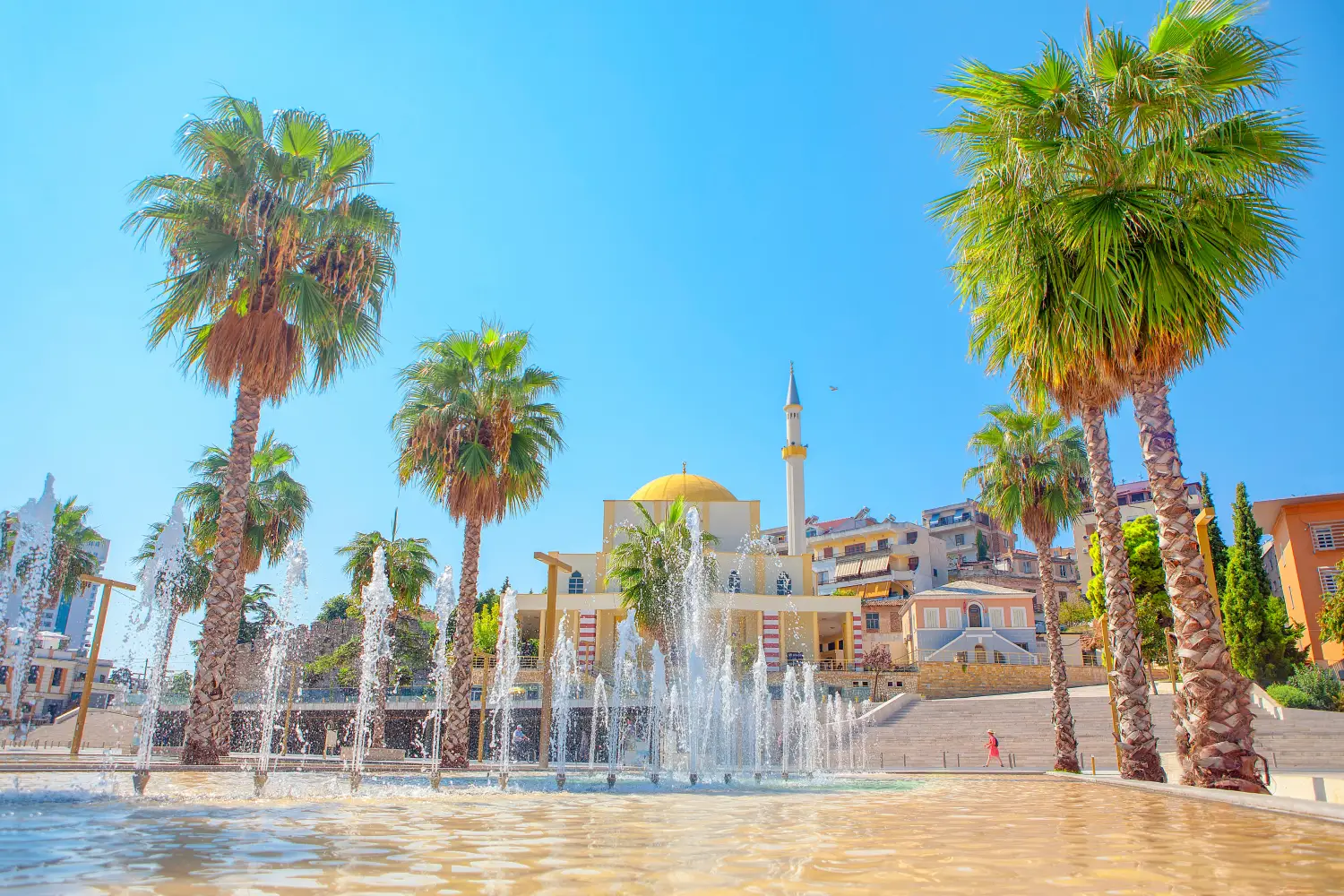 Blick auf den Brunnen und die Pinienbäume der Großen Moschee im Zentrum von Durres