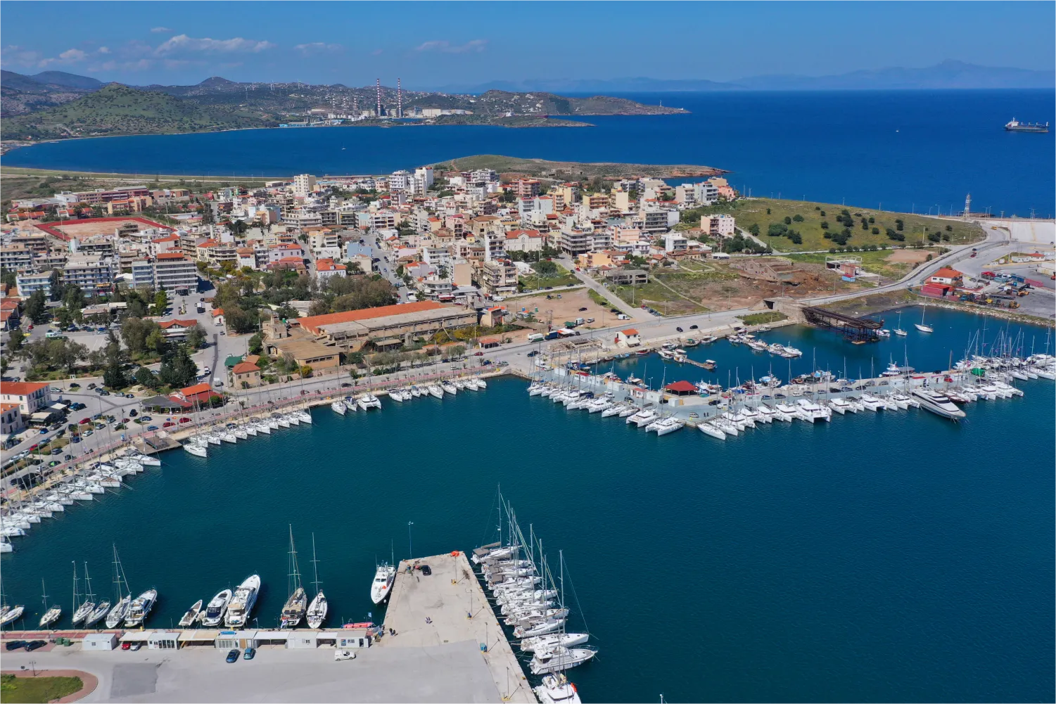 Luftaufnahme des Hafens von Lavrio mit geparkten Yachten