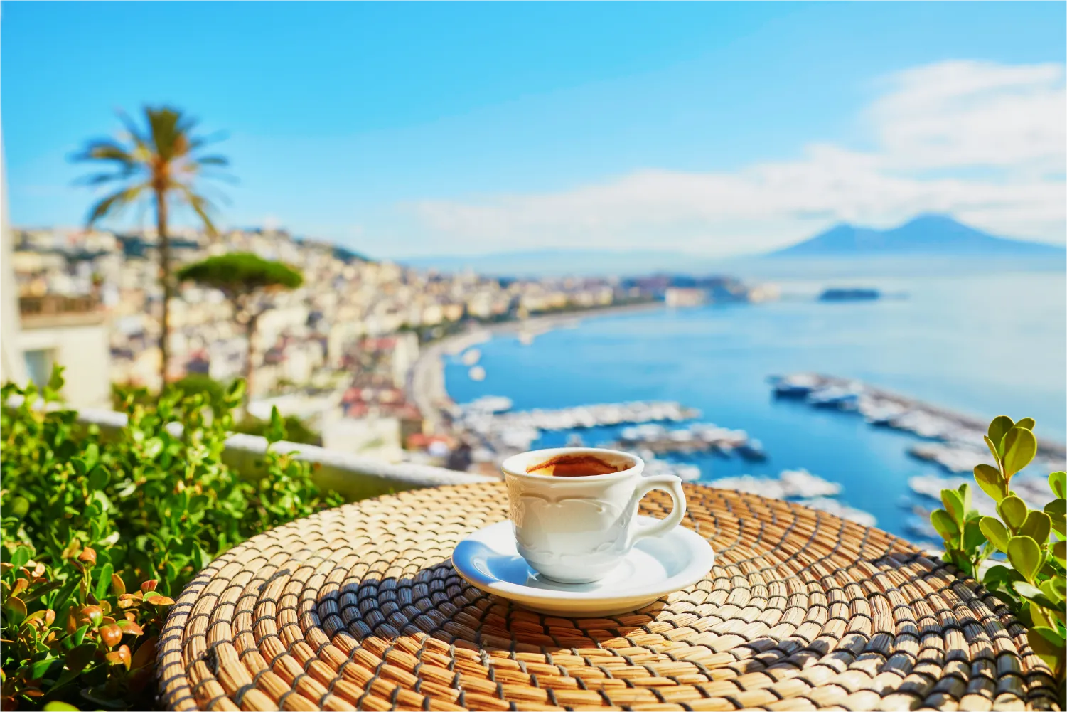 Eine Tasse frischer Espresso in einem Cafe mit Blick auf den Vesuv in Neapel