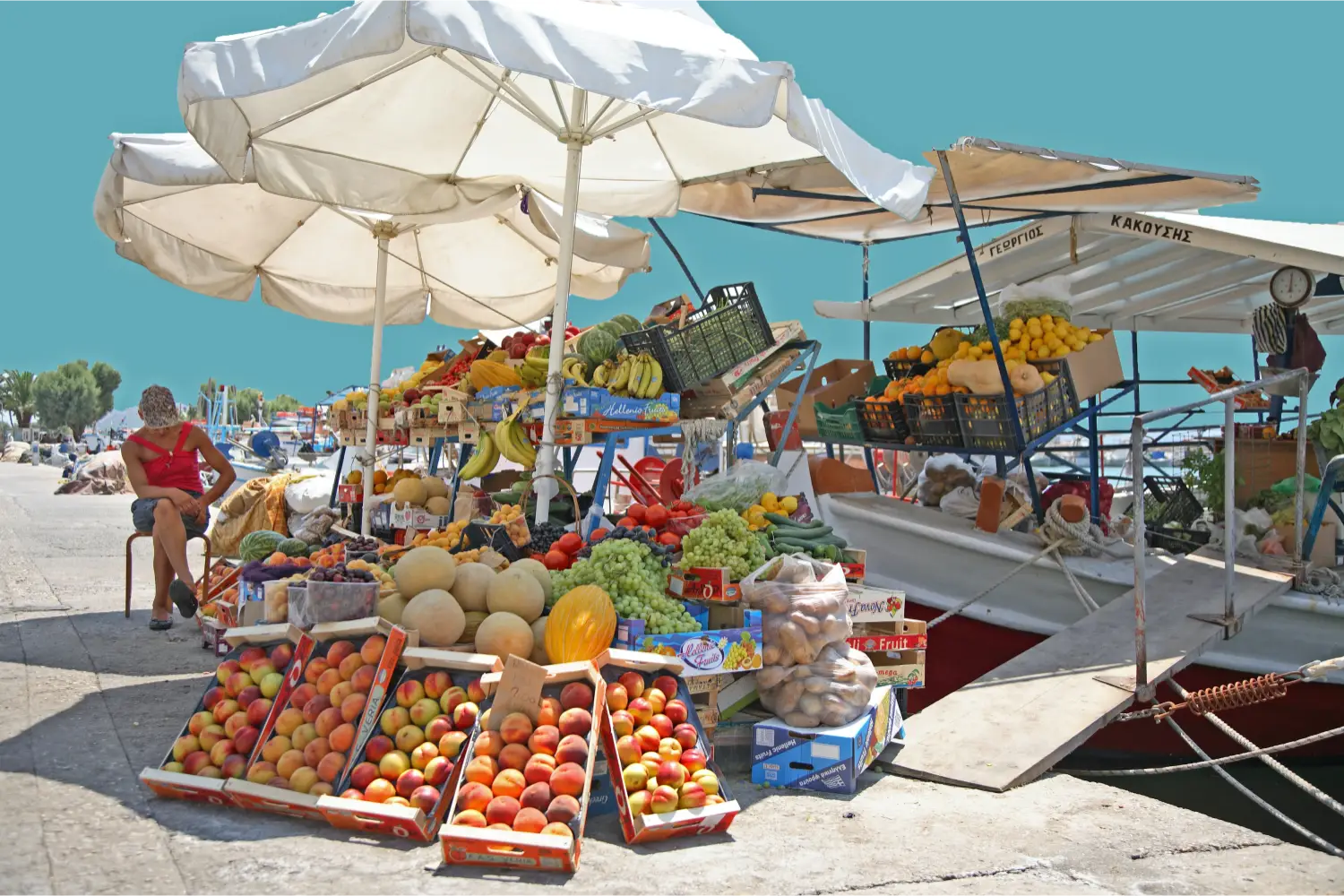 Obstmarkt neben dem Hafen von Souvala in Aegina