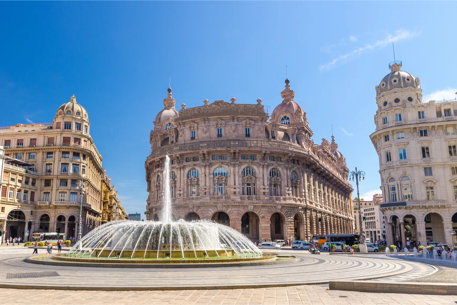 Piazza Raffaele De Ferrari Platz mit Brunnen und Palazzo Della Nuova Borsa im historischen Zentrum von Genua