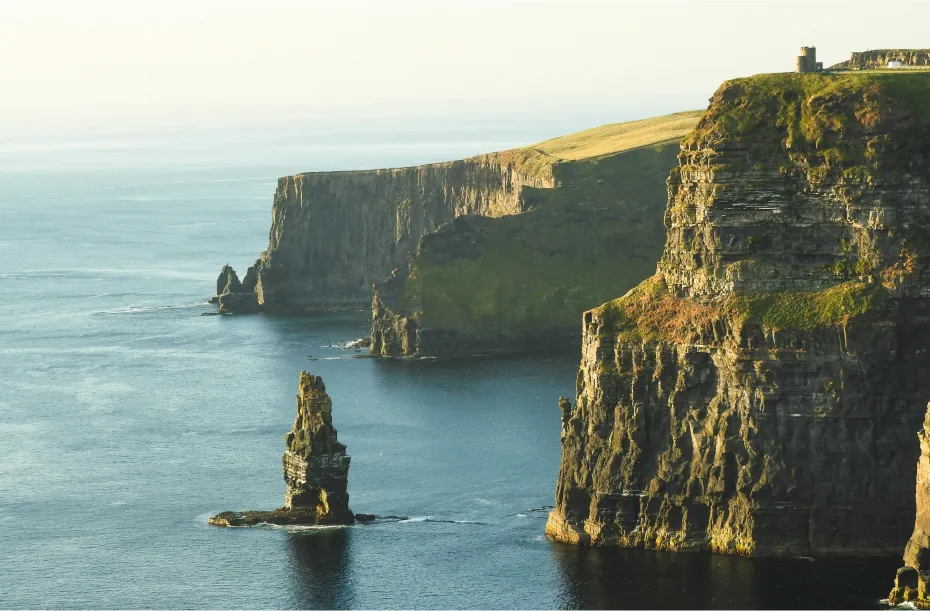 Außergewöhnliche Landschaft in Irland mit riesigen Felsformationen, die aus dem Meer ragen