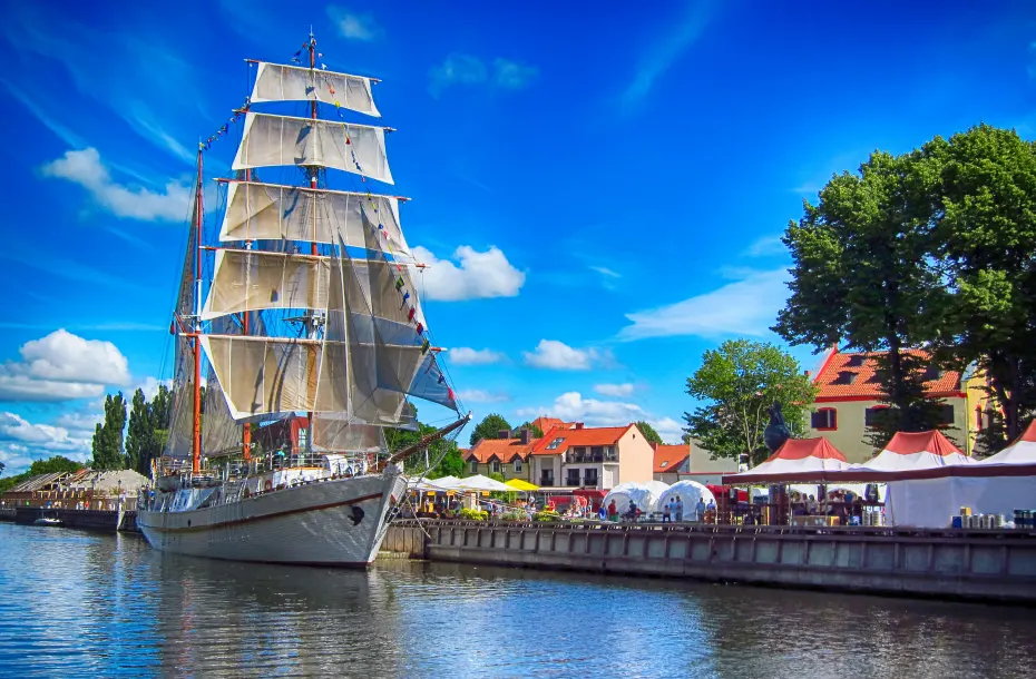 Das Segelschulschiff „Meridianas“ mit Restaurant im Hafen von Klaipeda