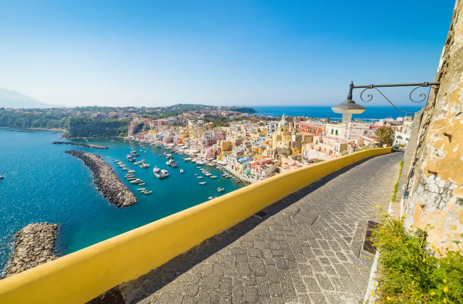 Tolle Aussicht auf Provida von einer gepflasterten Straße oberhalb gelegen.