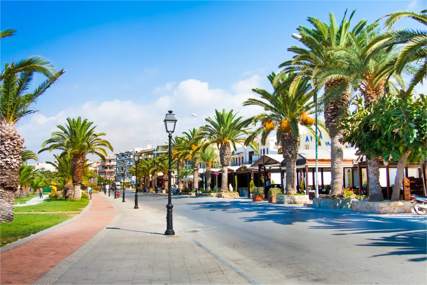 Touristische Straße mit Palmen entlang der Strandpromenade in der Altstadt von Rethymno