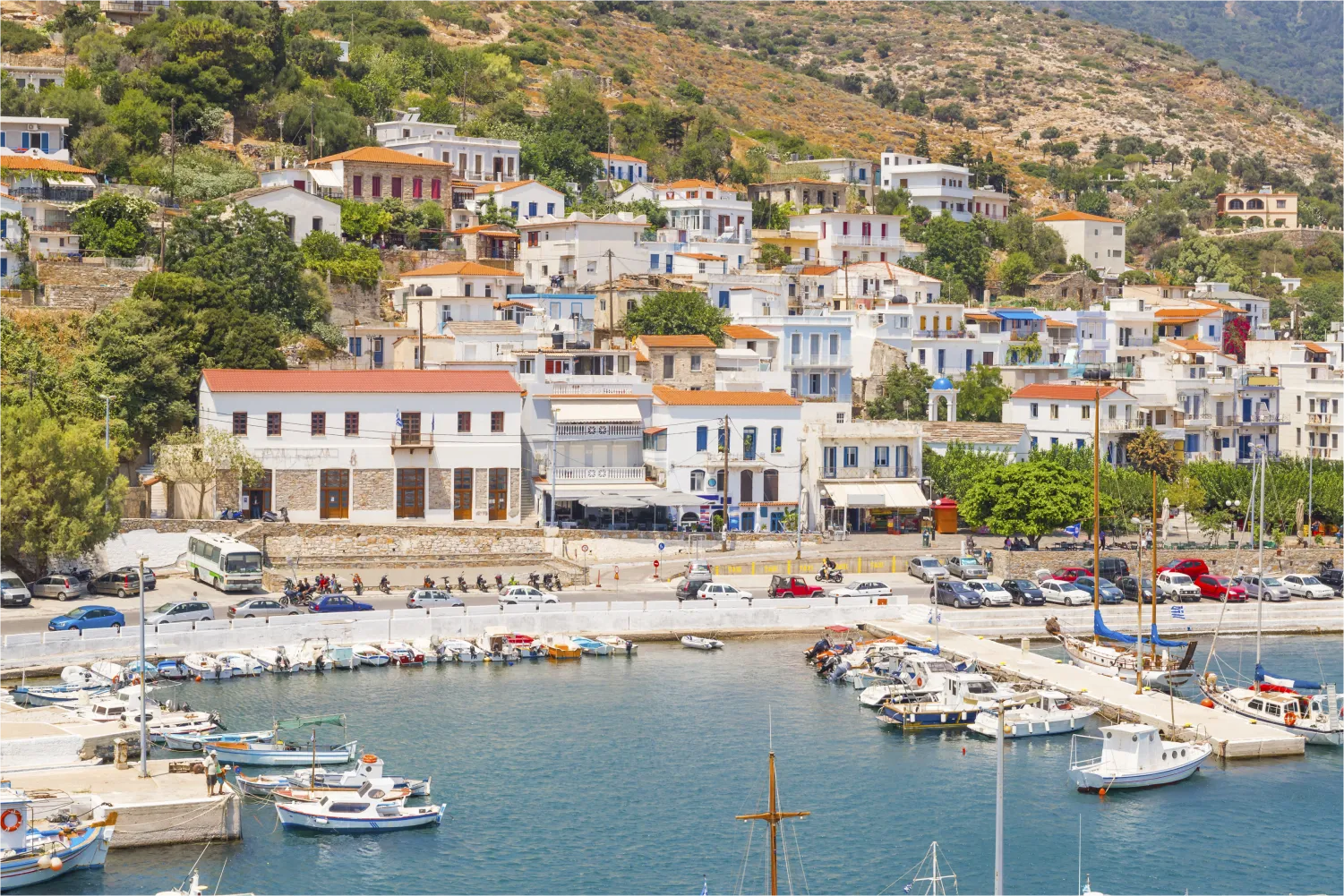 Blick auf das Dorf Agios Kirikos und seinen malerischen Hafen