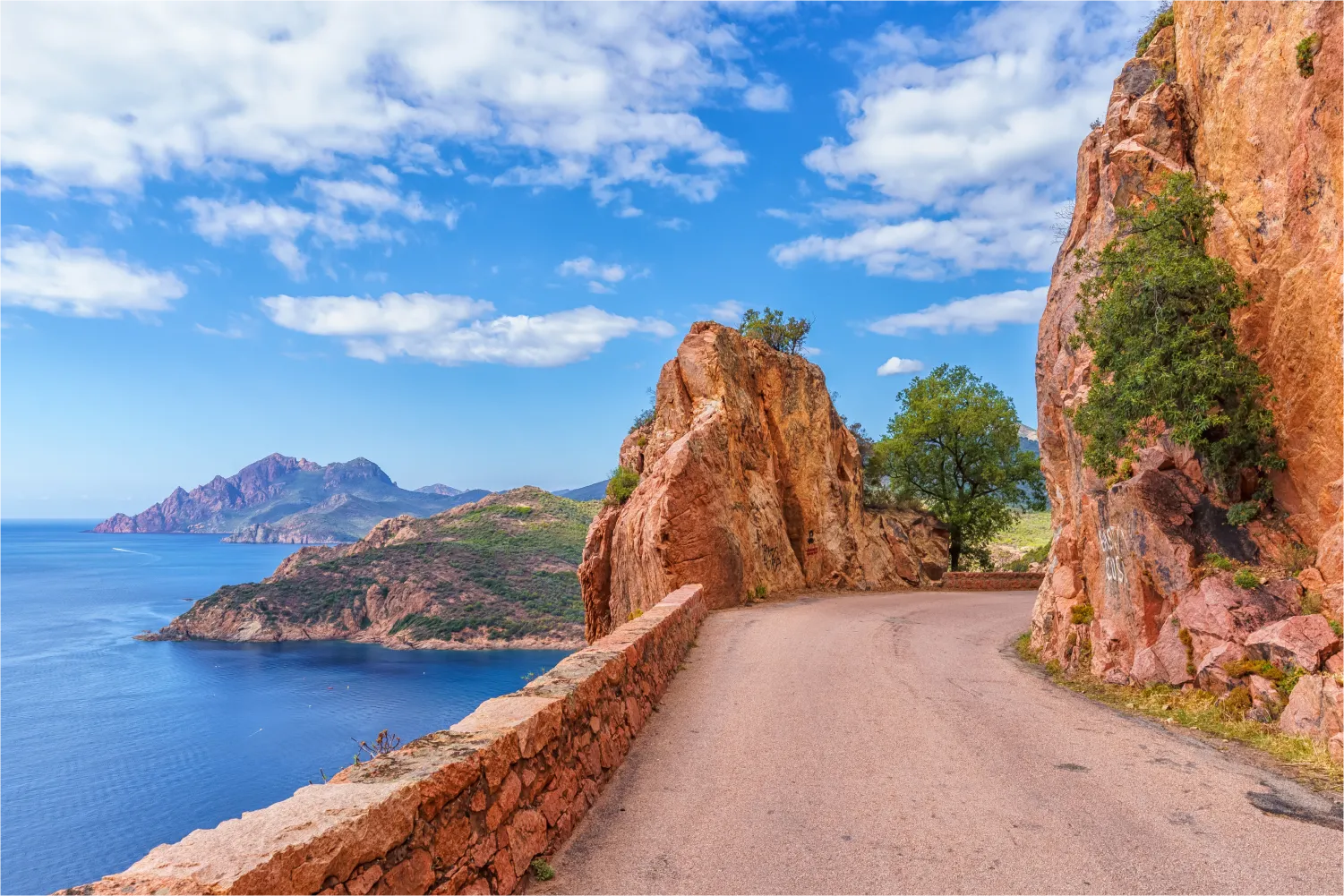 Bunte Bergstraße mit Blick auf das Meer auf einer Seite, in Calanques De Piana in Korsika, Frankreich