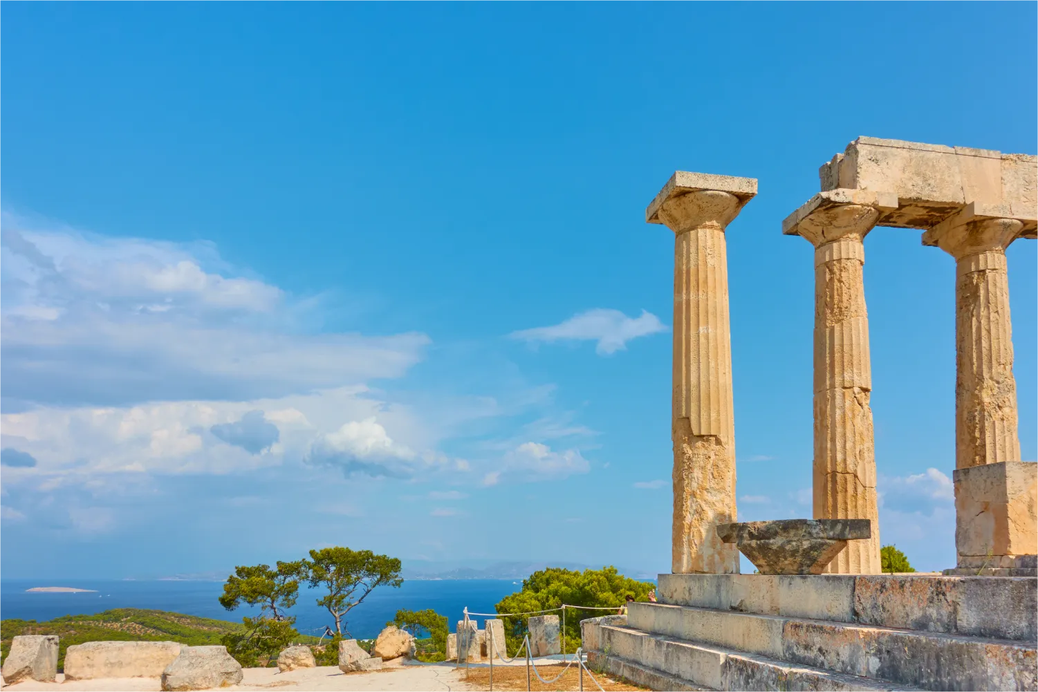 Die Säulen des Tempels von Aphaea in Aegina mit dem endlosen Himmel im Hintergrund