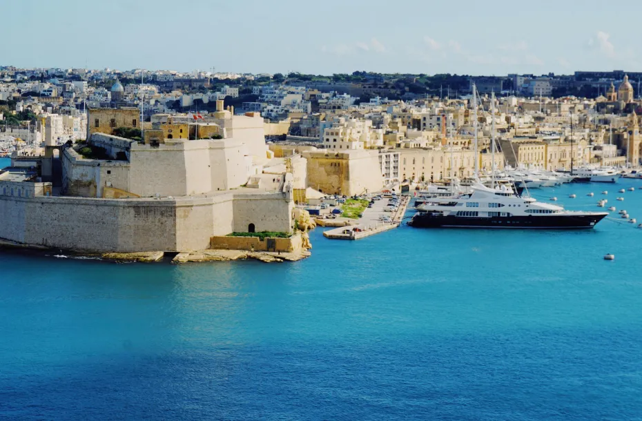Blick auf die Altstadt von Malta und den Hafen mit angedockten Yachten