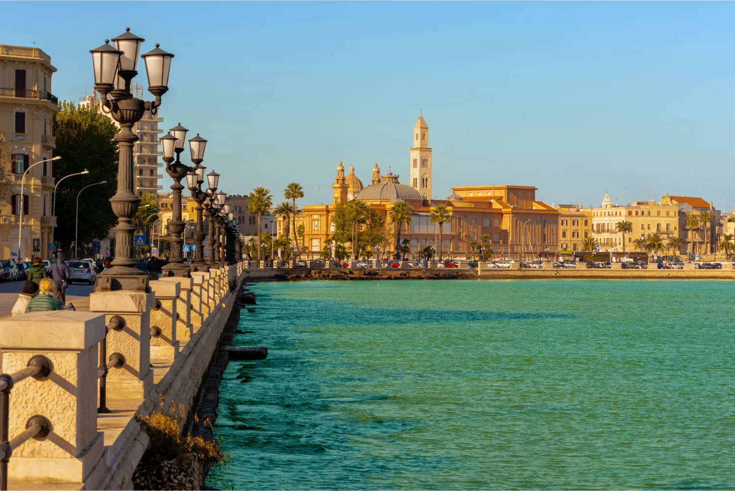 Blick auf die Strandpromenade von Bari Im Hintergrund die Basilika San Nicola Apulien