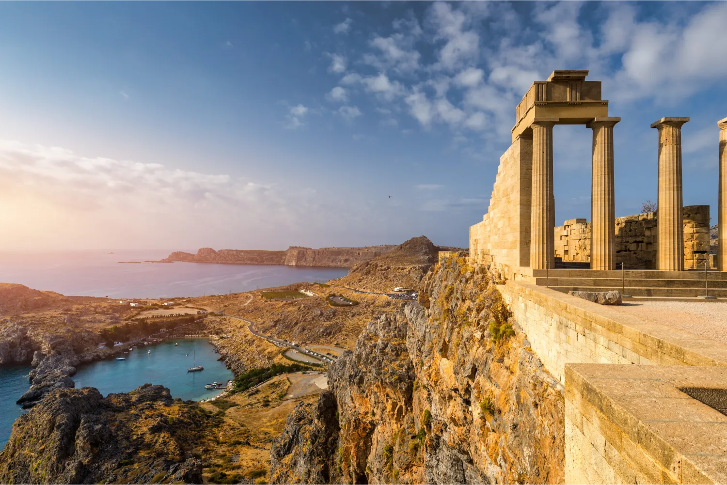 Die Ruinen der Akropolis von Lindos auf Rhodos