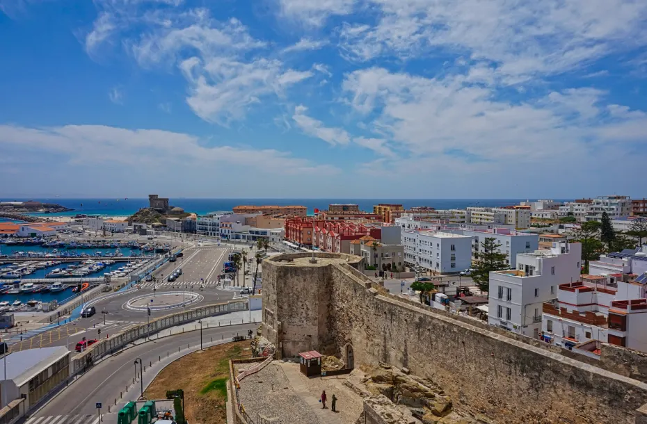 Blick auf Castillo De Guzman El Bueno und den Hafen von Tarifa im Hintergrund