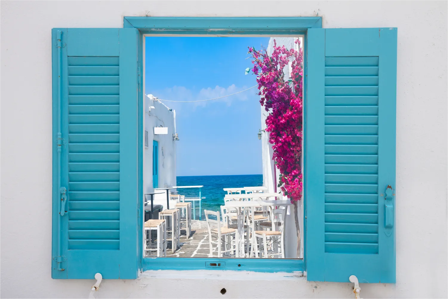Schöner Blick durch ein Fenster auf eine schmale Straße, die im Meer endet, in Paros