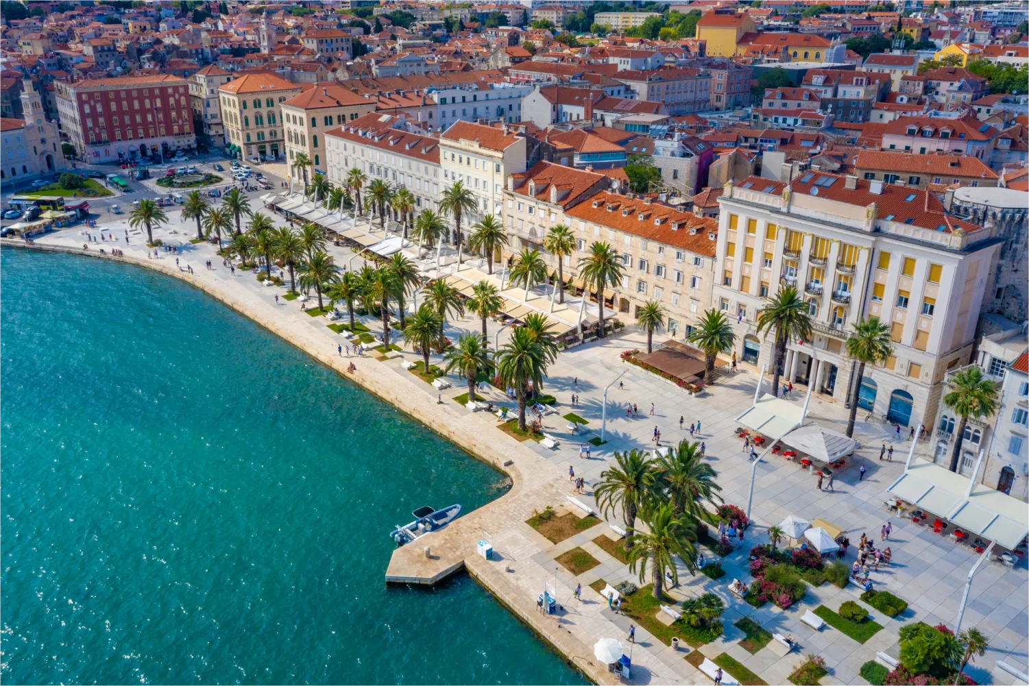 Luftaufnahme der kroatischen Stadt Split hinter der Riva-Promenade