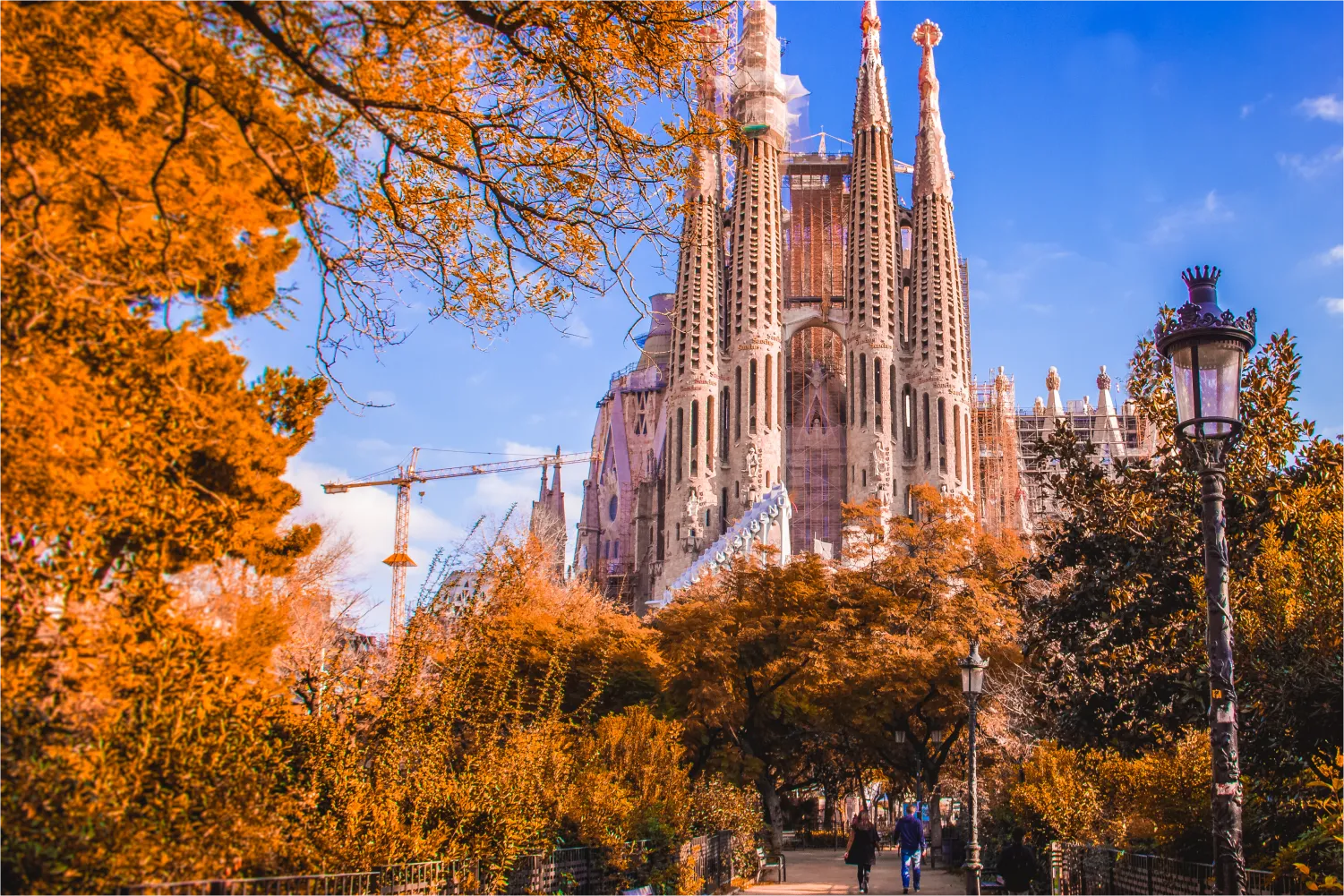 Blick auf die Stadt vom bunten Park Guell in Barcelona