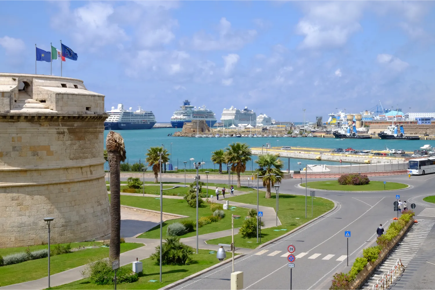 Eine Straße und der Turm des Forte Michelangelo im Hafen von Civitavecchia