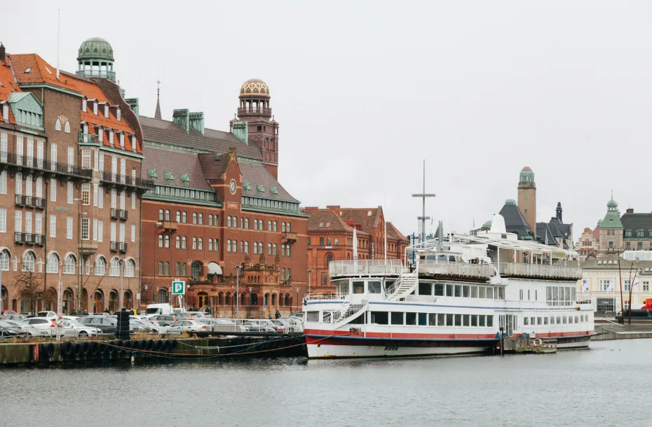 Kanal der Altstadt mit angedocktem Touristenschiff