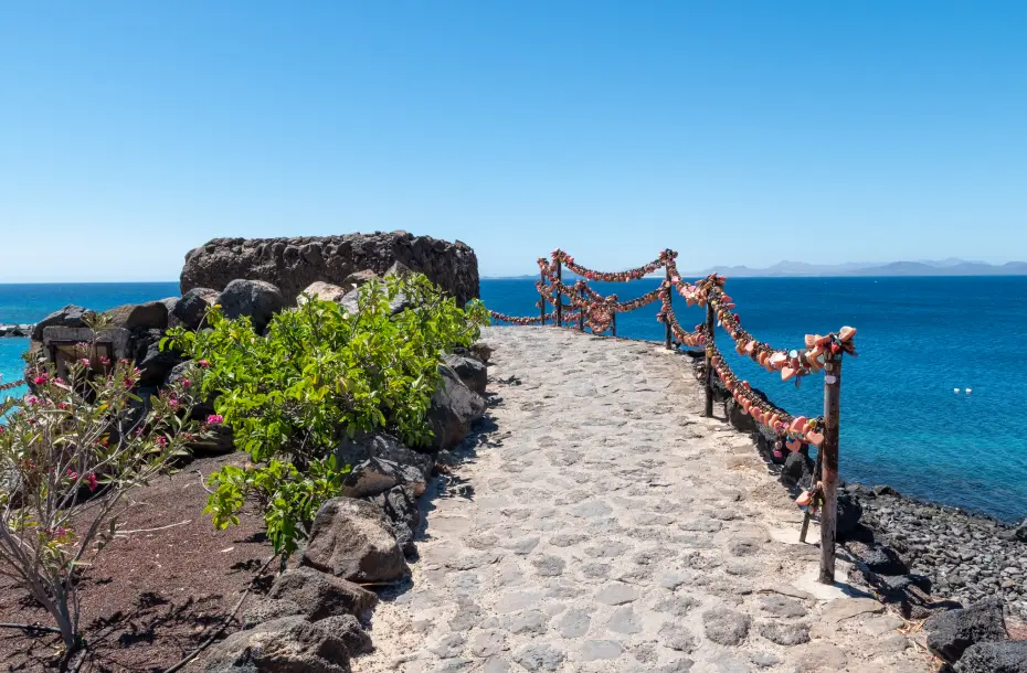 Die wunderschöne gepflasterte Promenade Playa Flamingo in Playa Blanca, Lanzarote