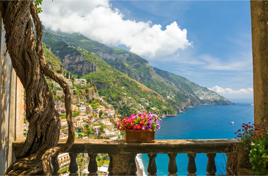Blick auf die Stadt Positano von einem Balkon über dem Meer