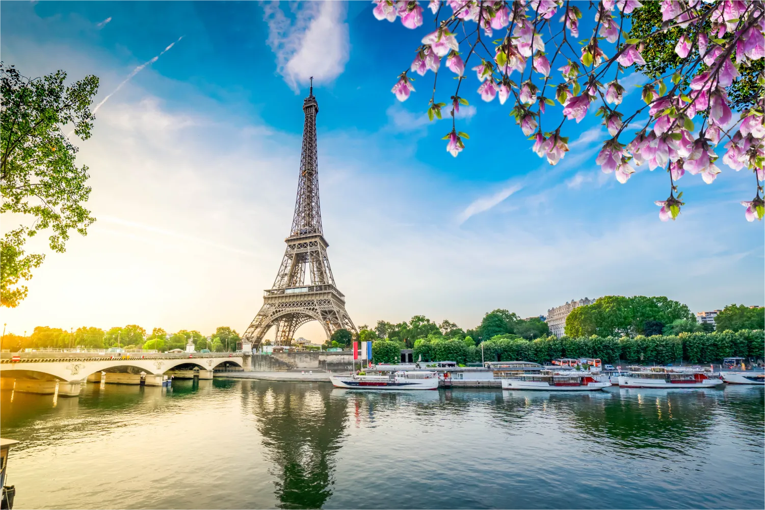 Blick auf den Eiffelturm und den Fluss Seine bei Sonnenaufgang in Paris, Frankreich