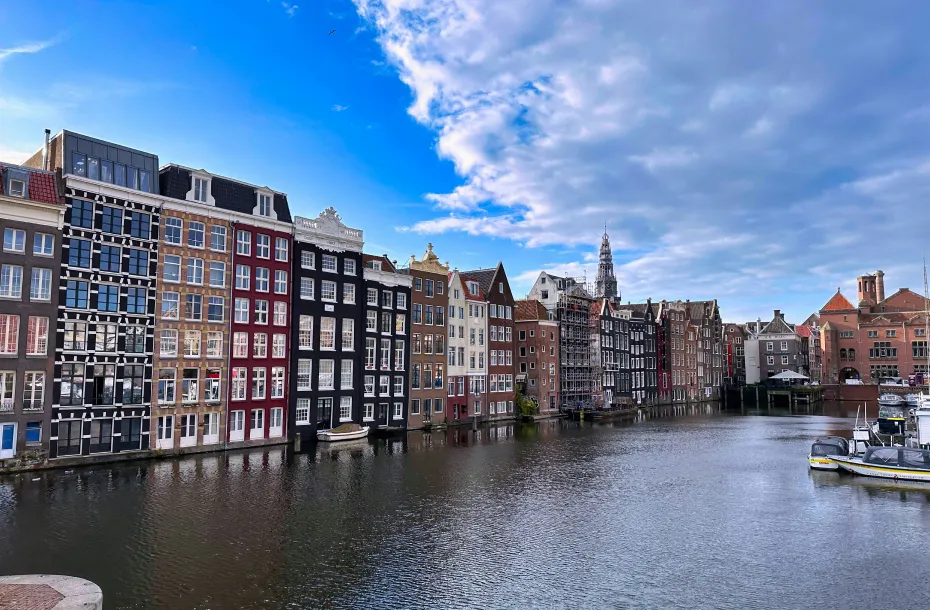Blick auf Amsterdamer Gebäude und den Fluss