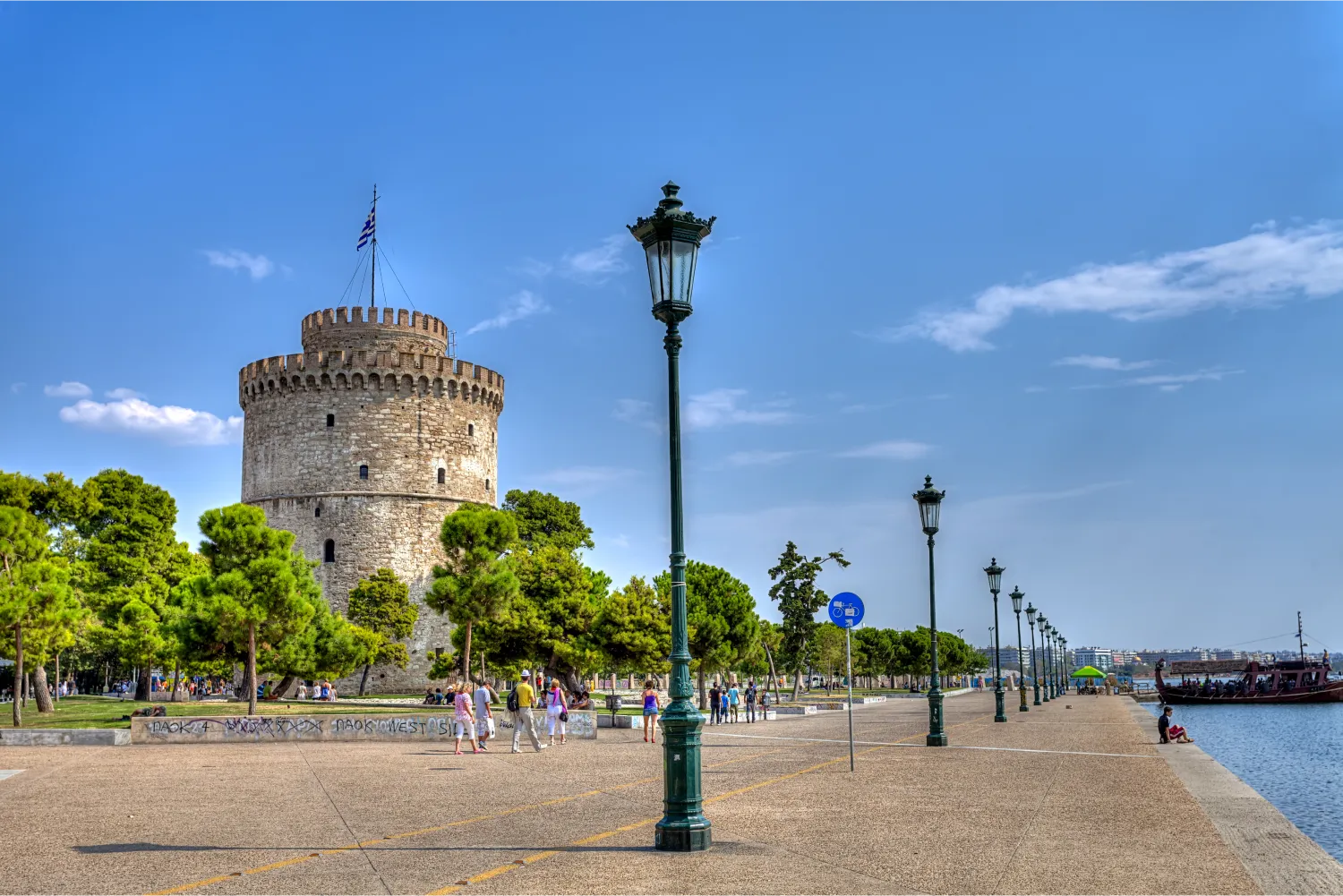 Die schöne Promenade im Hafen von Thessaloniki neben dem Weißen Turm