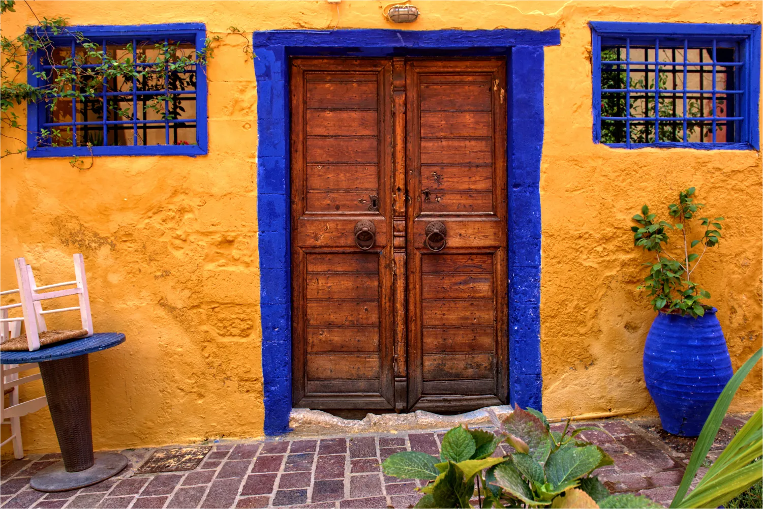Bunte Wände und Türen in einem Dorf auf Samos