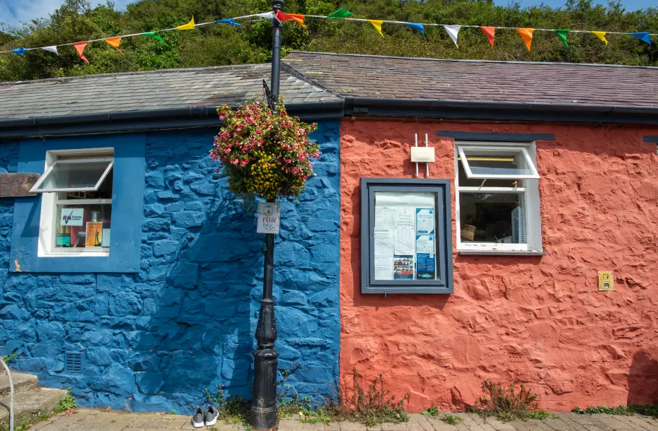 Ein blau-rotes altes Gebäude im Hafen von Fishguard