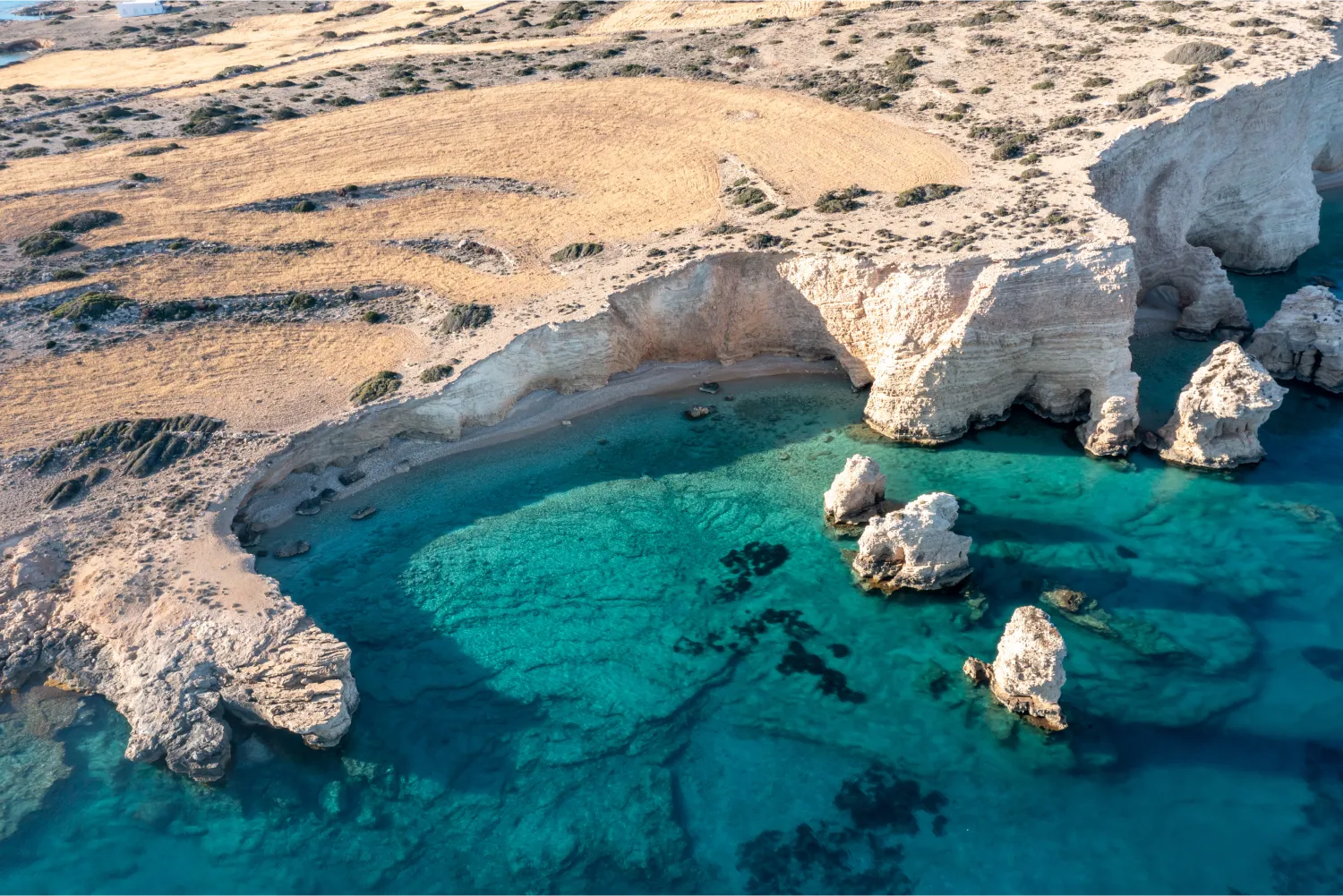 Luftaufnahme eines abgelegenen türkisfarbenen Strandes in Koufonisia