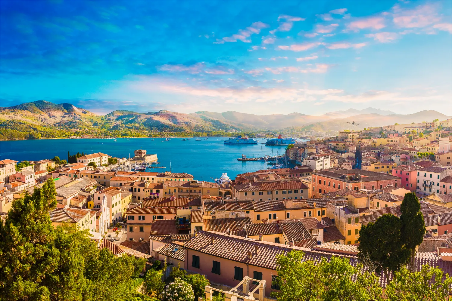 Luftaufnahme der Altstadt von Elba und des Hafens Portoferraio