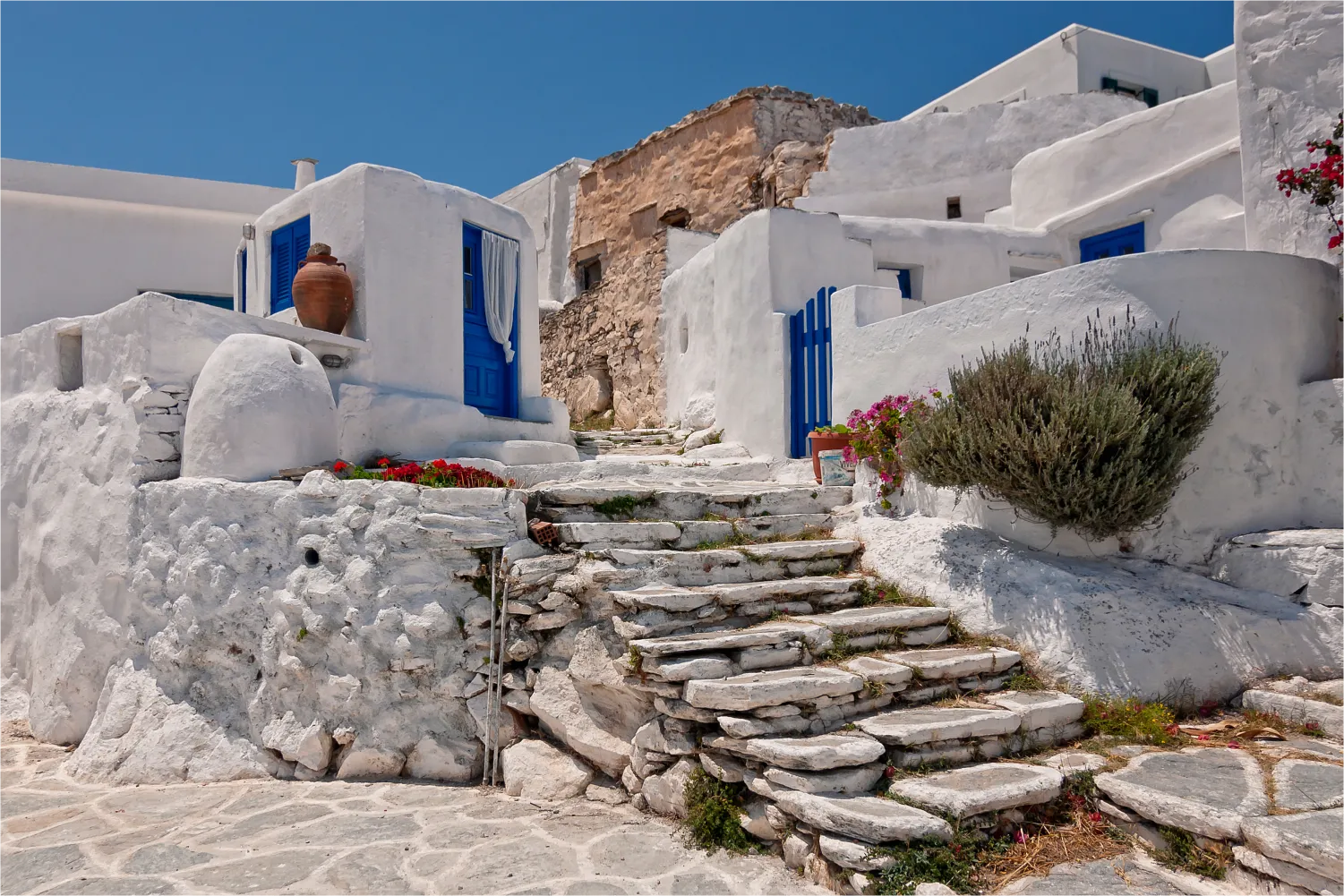 Weiße Häuser mit blauen Türen auf der Insel Sikinos
