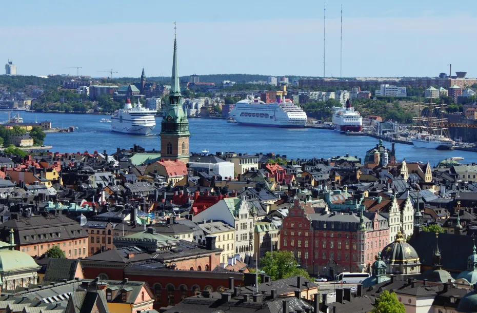 Luftaufnahme der Stadt und der in Stockholm, Schweden angedockten konventionellen Schiffe und Kreuzfahrtschiffe
