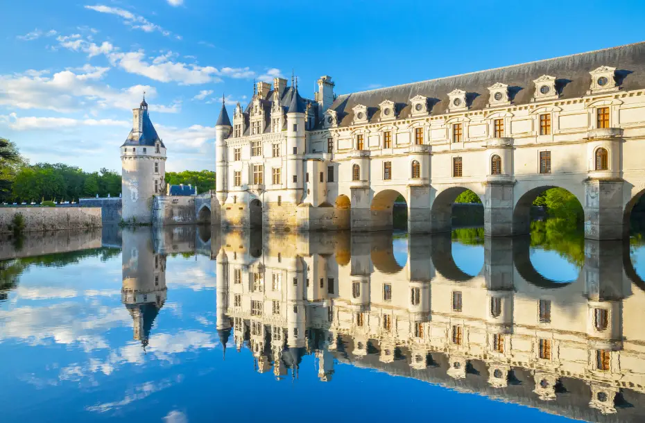 Blick auf das Schloss Chenonceau im Loiretal, im kleinen Dorf Chenonceaux