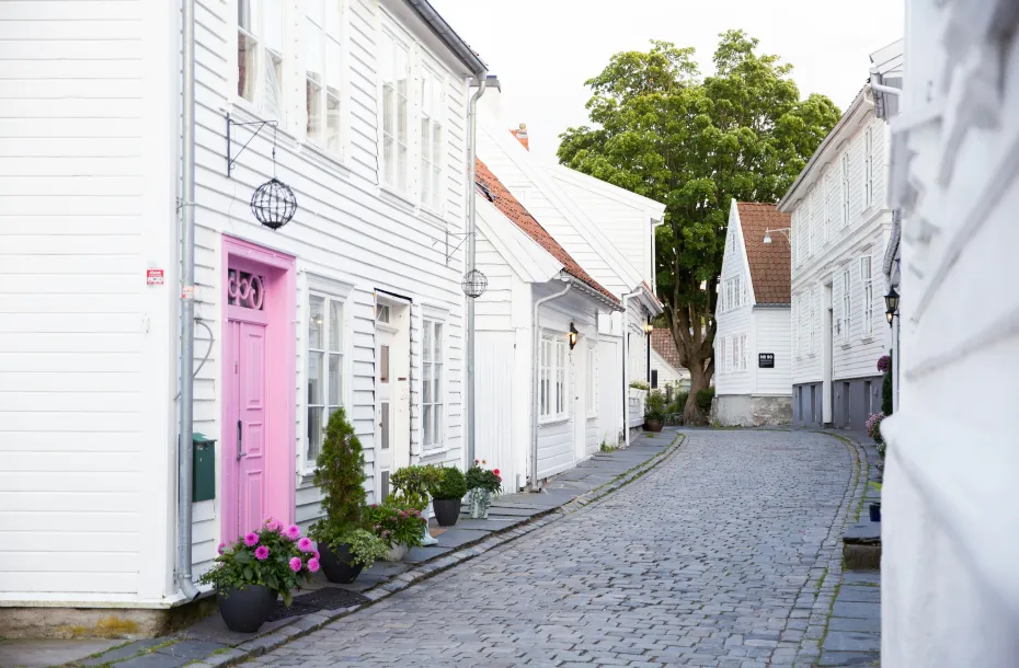 Asphaltierte Straße in Stavanger. Elegante weiße Gebäude auf beiden Seiten