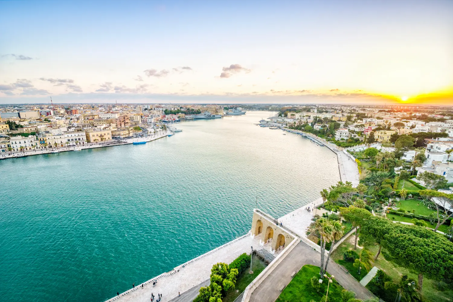 traumhafte landschaft der italienischen bucht image