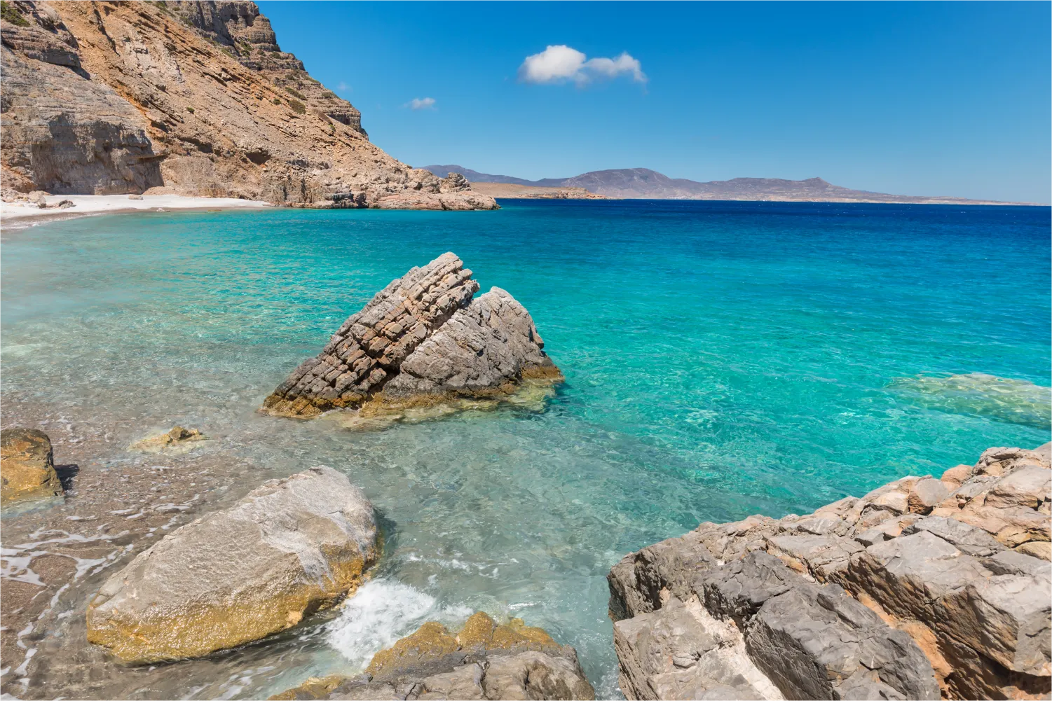 Strand am Fuße der felsigen Wände der Südküste der griechischen Insel Kasos