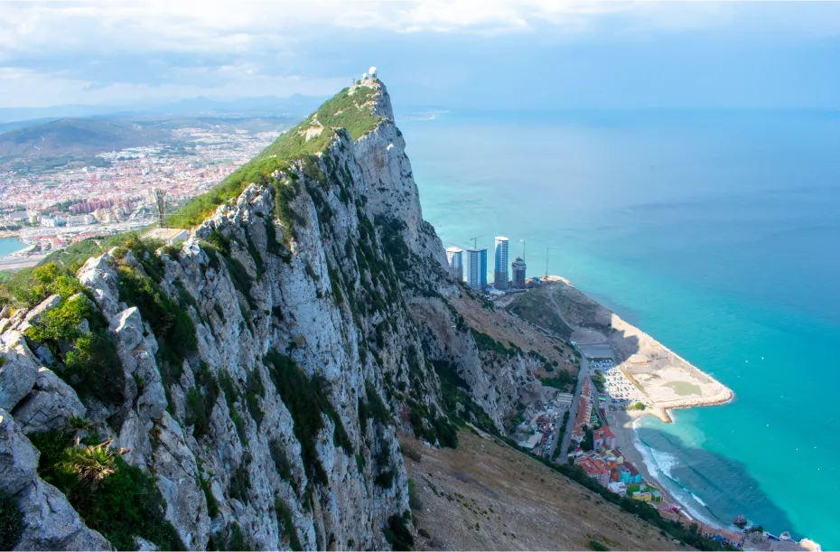 Blick auf den massiven Felsen von Gibraltar
