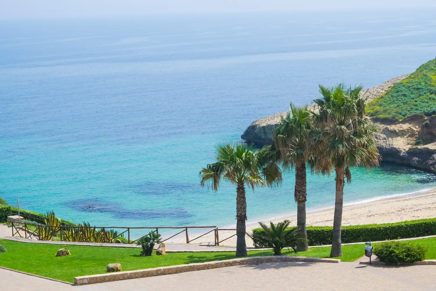 Kleiner Park mit Pinienbäumen am Meer in Balai Beach, Porto Torres