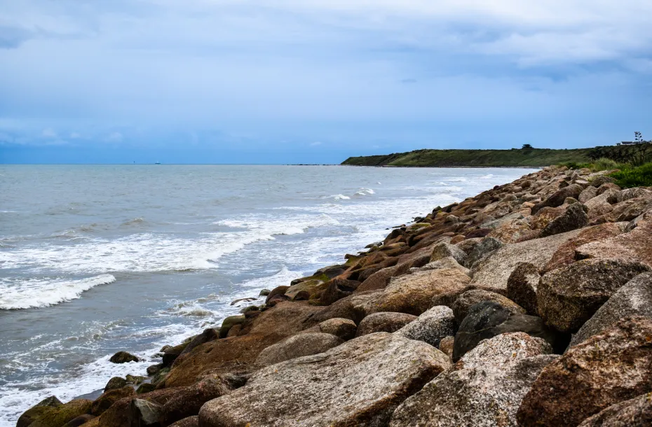 Küste von Rosslare, Südirland. Meereswellen auf Felsen.