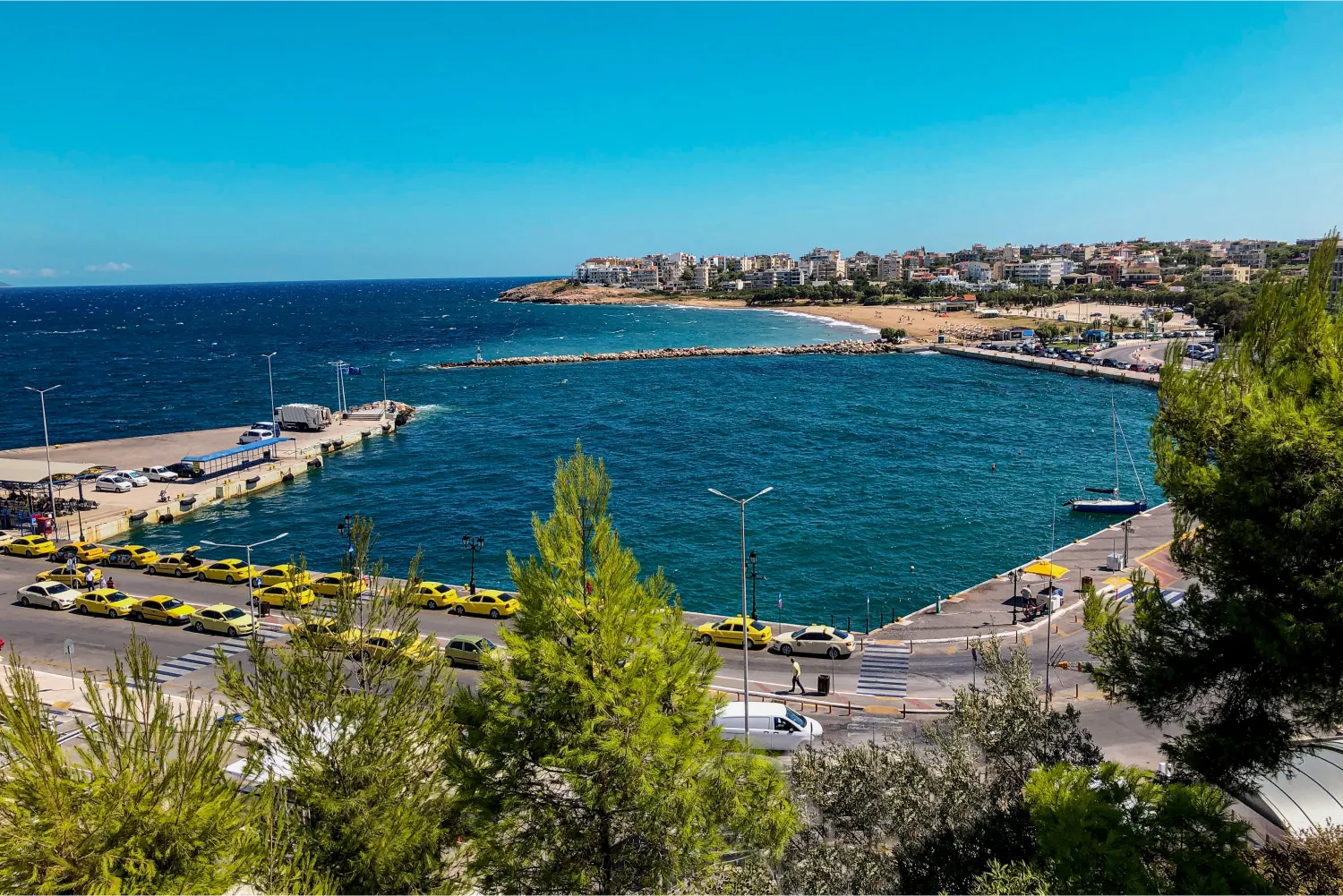 Blick auf den Hafen von Rafina von einer Klippe aus