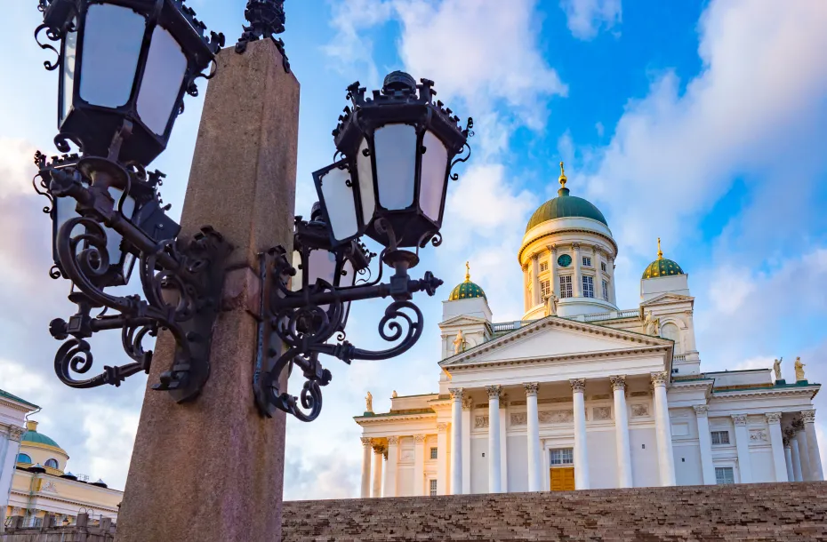 Eine Laterne auf dem Senatsplatz in Helsinki und die St.-Nikolaus-Kathedrale im Hintergrund