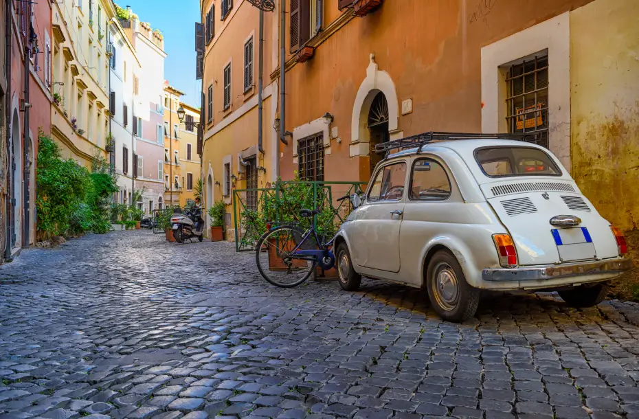 Alte Straße mit einem italienischen Auto in Trastevere, Rom, Italien geparkt
