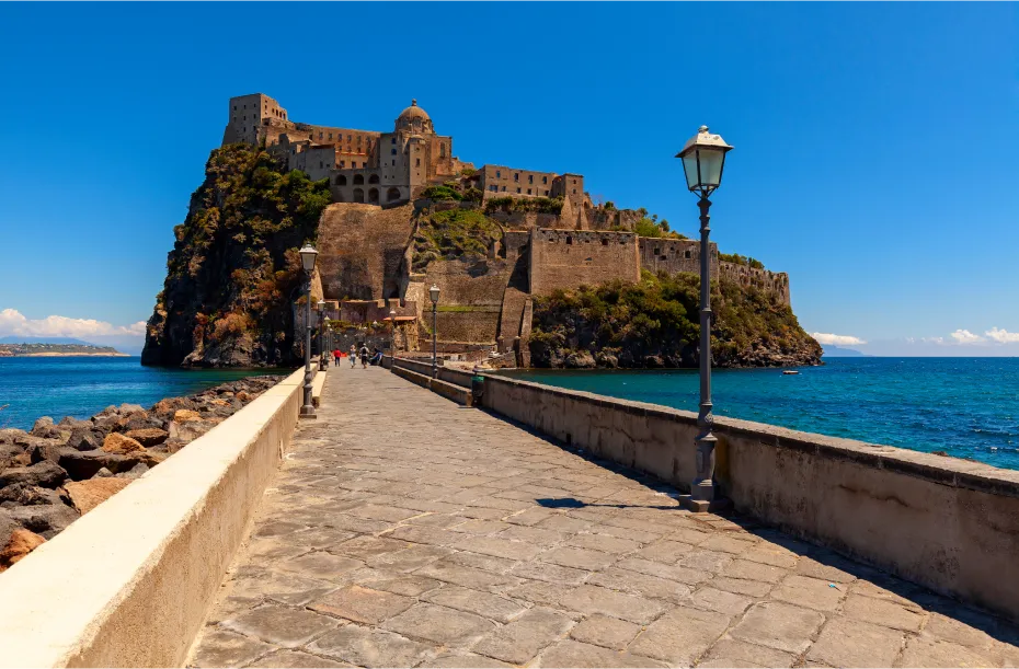 Brücke, die zum Schloss Aragon auf Ischia führt