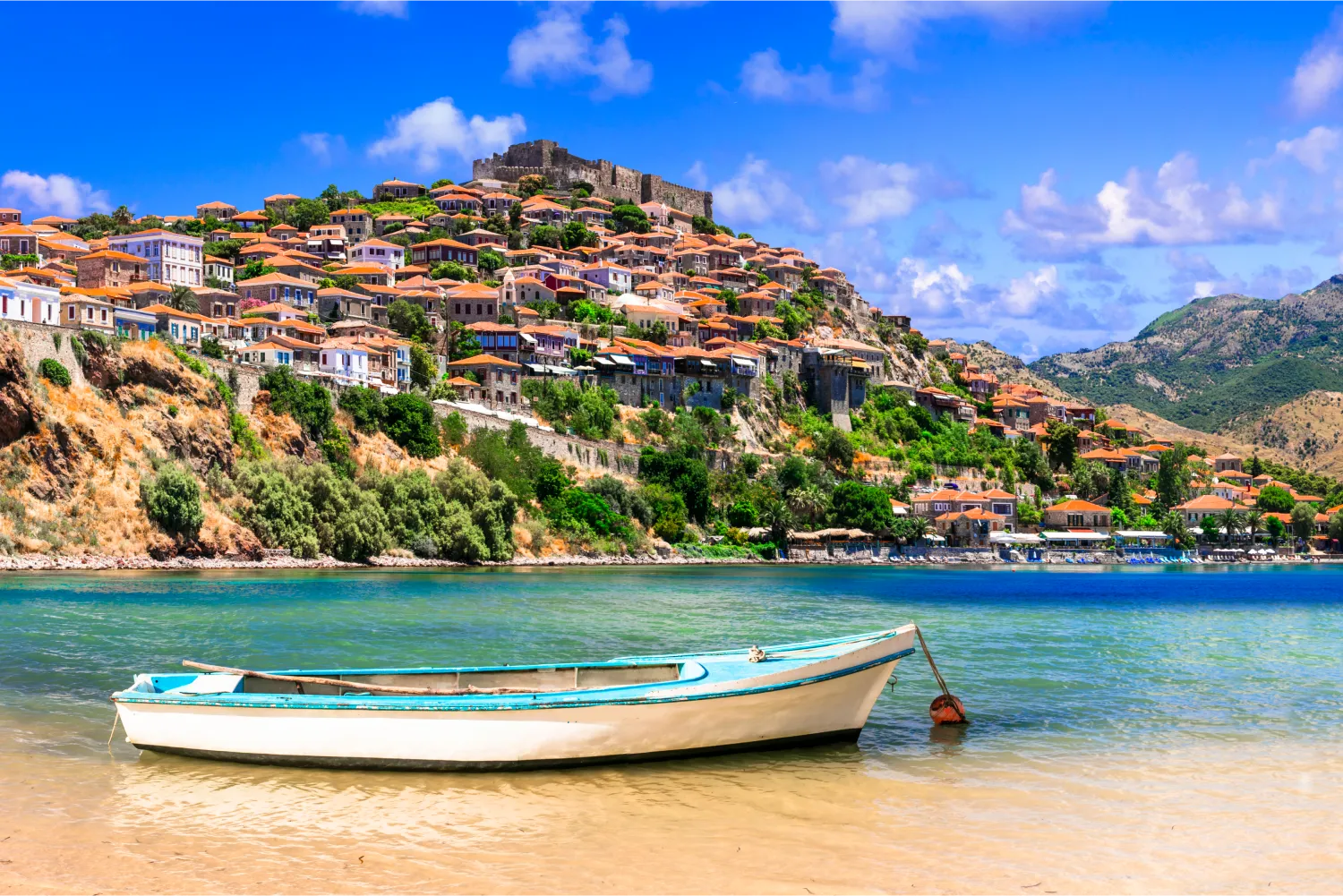 Festung mit Blick auf die Stadt und ihre schöne Bucht auf Lesbos