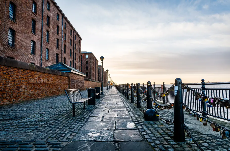 Das Royal Albert Dock und die Uferpromenade in Liverpool, Großbritannien