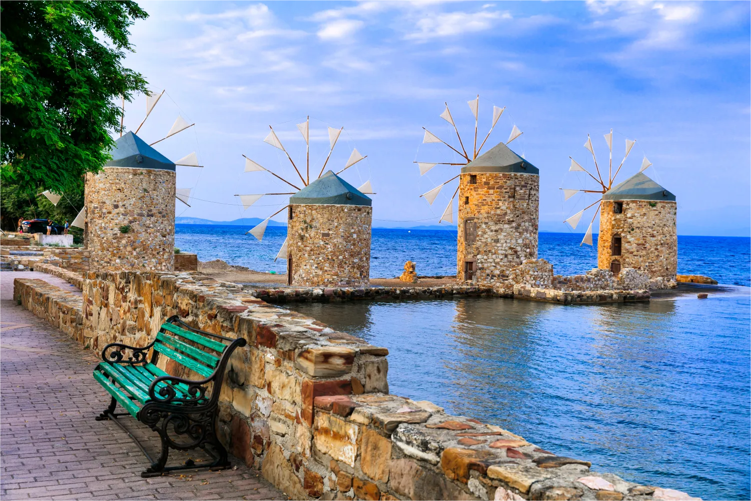 Eine Reihe alter Windmühlen über dem Meer auf der Insel Chios